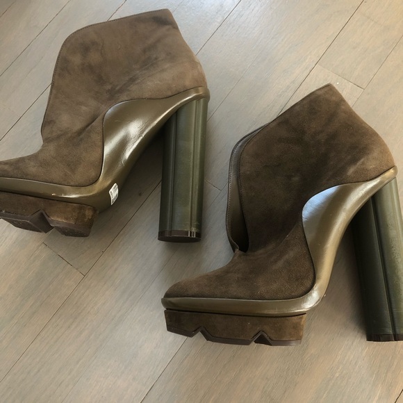 Ferragamo Volterra Suede Booties Size 9 - Picture 3 of 7